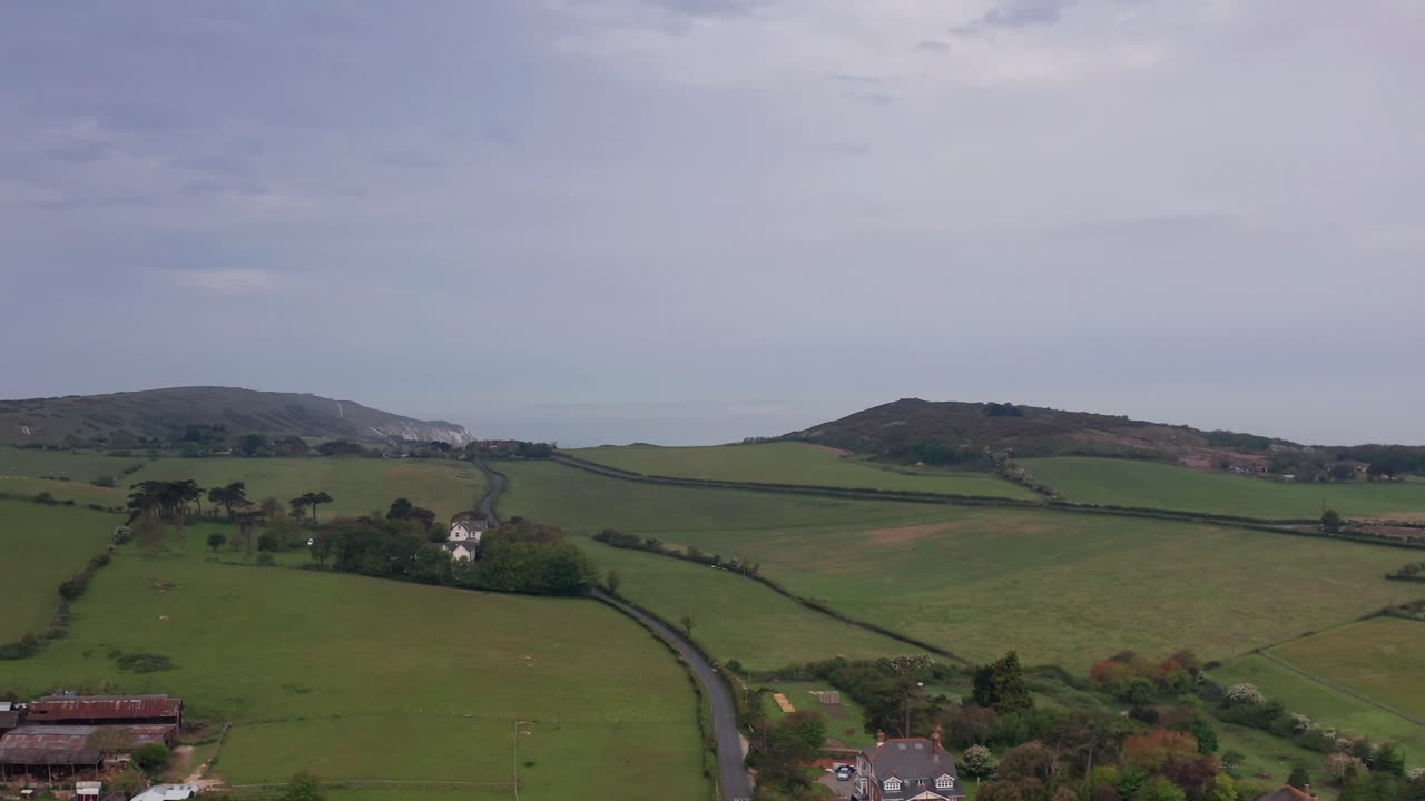 aéreo drone rasing seguimiento flyover feilds isla de wight