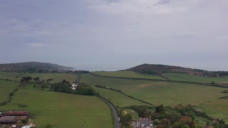 Luftdrohne,-Die-Die-Überführungsfelder-Der-Isle-Of-Wight-Verfolgt