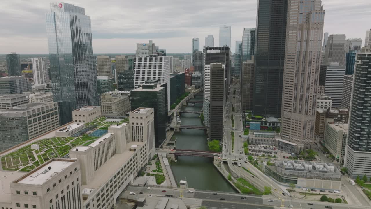 시내 중심에 있는 콘크리트 유리 디자인 비즈니스 오피스 건물