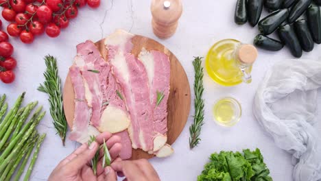 preparando un plato de tocino y verduras