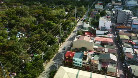 Descripción-General-De-Los-Coches-Con-Drones-En-La-Avenida-Sur-De-La-Ciudad-De-Makati,-Manila,-Filipinas