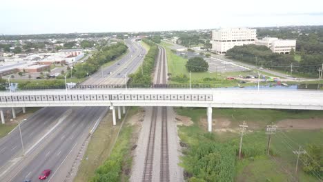 Sobre-Las-Vías-Del-Tren-A-Lo-Largo-De-La-Interestatal