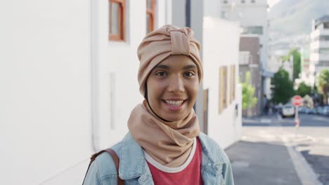 retrato de una mujer joven en la calle