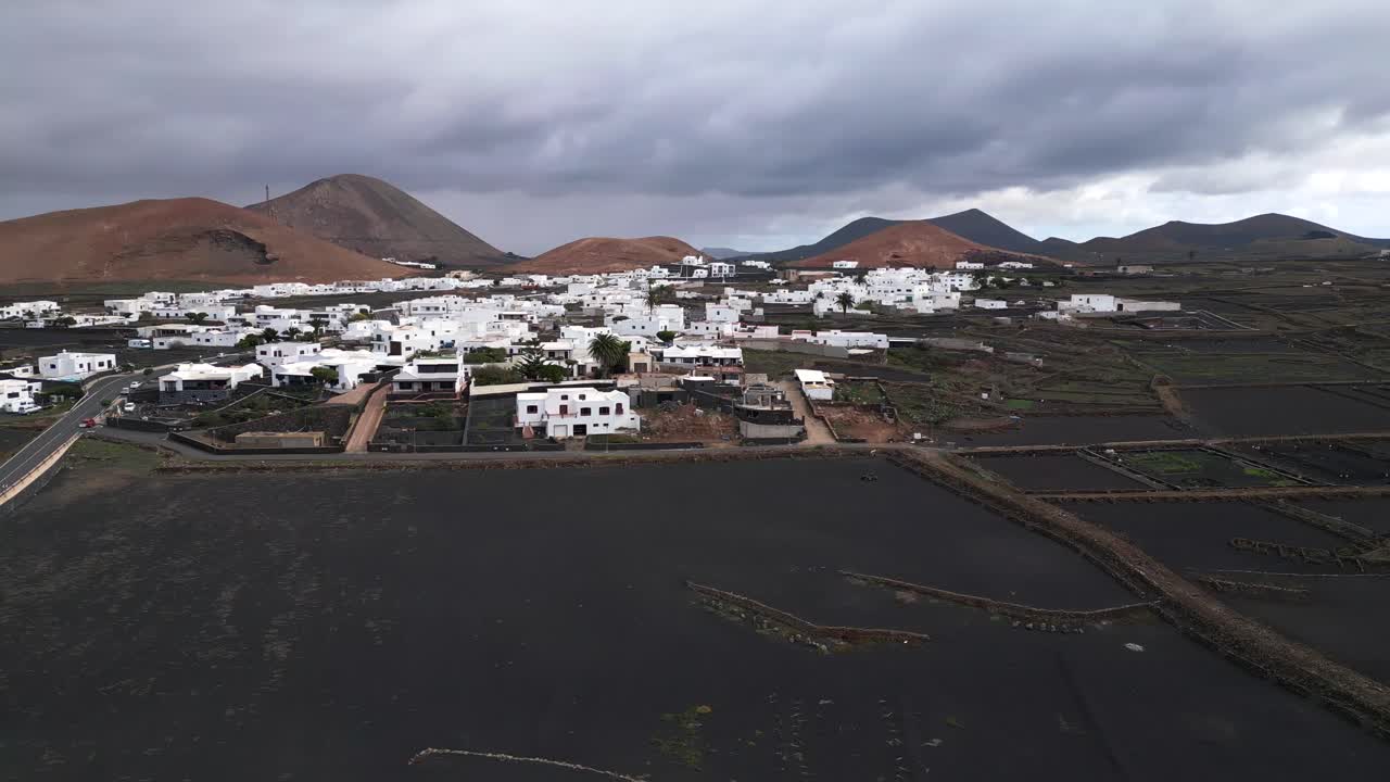 蘭薩羅特 (lanzarote) 的一個典型村莊,有白色建築