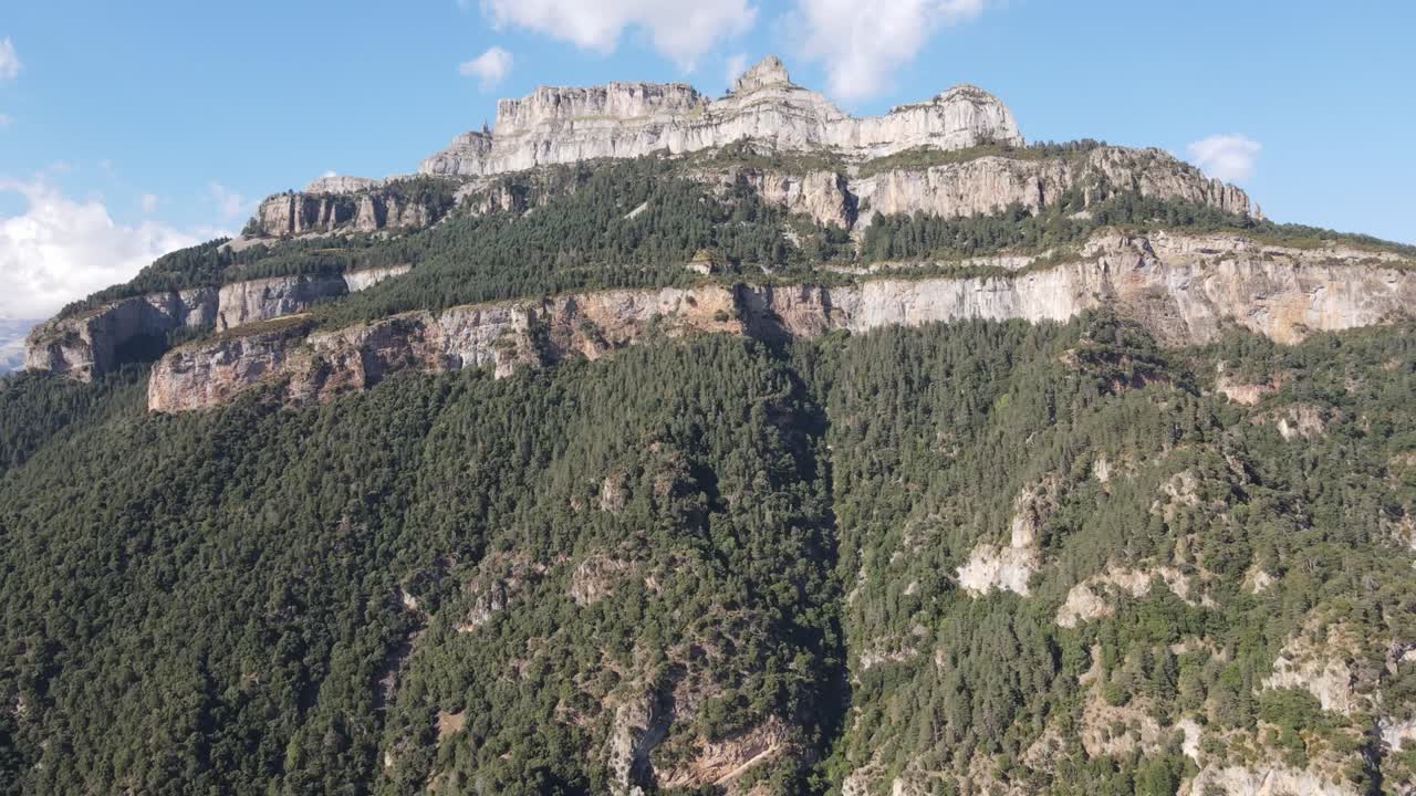 vistas aéreas de una cordillera con un valle en los pirineos españoles, cerca de huesca