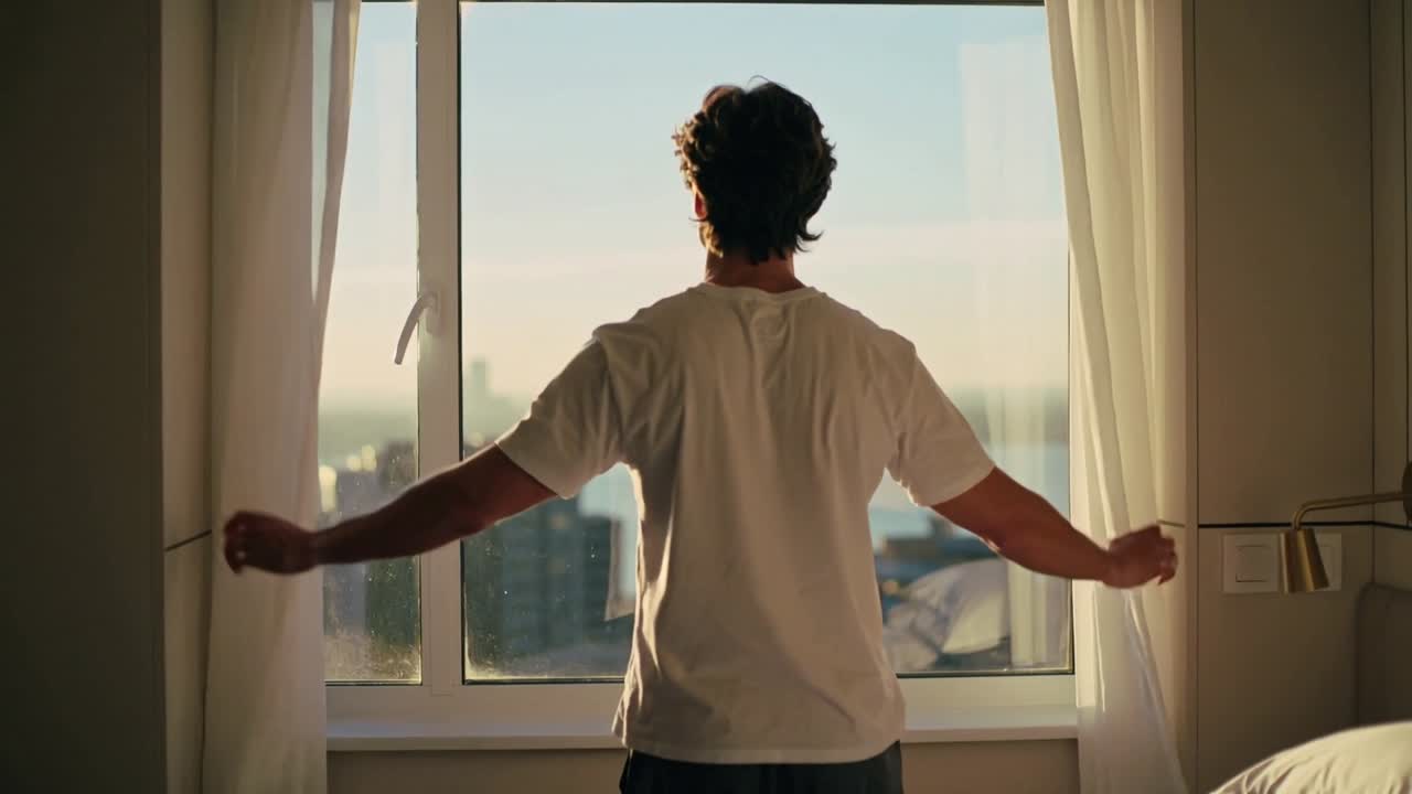 Luce mattutina che invoglia un uomo ad aprire le tende velate alla finestra della camera da letto, riflettendosi verso il porto, lampada.