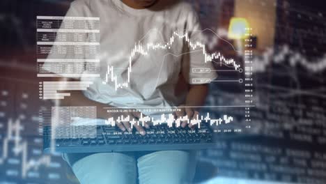 concepto de comercio futurista tecnología de metaverso de pantalla virtual, análisis de datos financieros, informe de gráficos, mujer escribiendo en el teclado datos de inversión digital, tecnología de gestión financiera