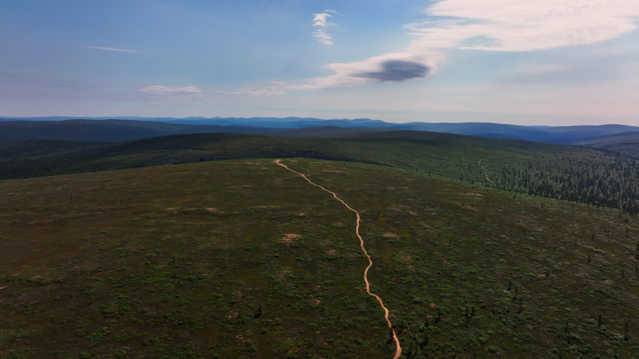 avión no tripulado siguiendo un sendero en la cima de las montañas tunturi del parque nacional ukk, en finlandia