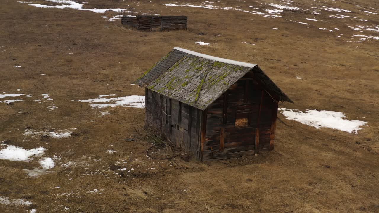 soledad entre la nieve: explorando una cabaña abandonada en la columbia británica rural