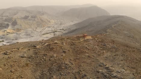ruta de ciclismo de montaña enduro con puesto de control de cabaña de descanso de madera en al taween, fujairah, emiratos árabes unidos