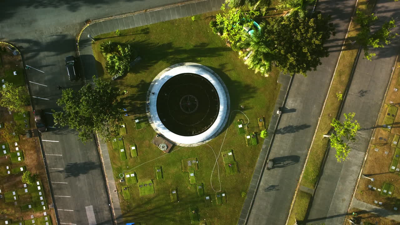 drone de arriba hacia abajo disparado por encima de la fuente mmp en el parque memorial de manila, filipinas soleadas