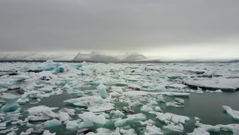 Icebergs-Flotando-En-El-Mar-Glaciar-Derretido