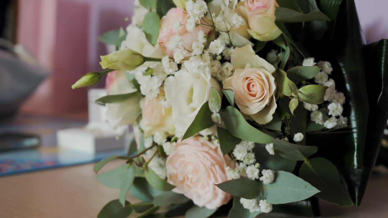 Elegante bouquet da sposa di rose rosa in attesa della sposa