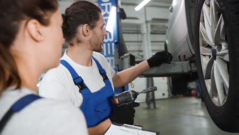 compañeros de trabajo en el taller