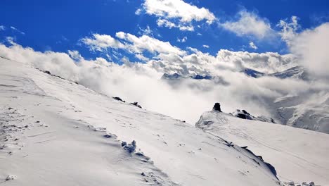 Auf-Einem-Berggipfel-In-Österreich-Mit-Schneebedeckten-Gipfeln-In-Der-Ferne