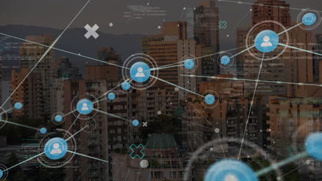 animación de iconos conectados, símbolos x y lenguaje informático sobre la ciudad moderna contra la montaña