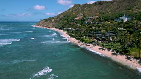 un avión no tripulado vuela sobre la playa de cromwells en kahala, oahu, hawai