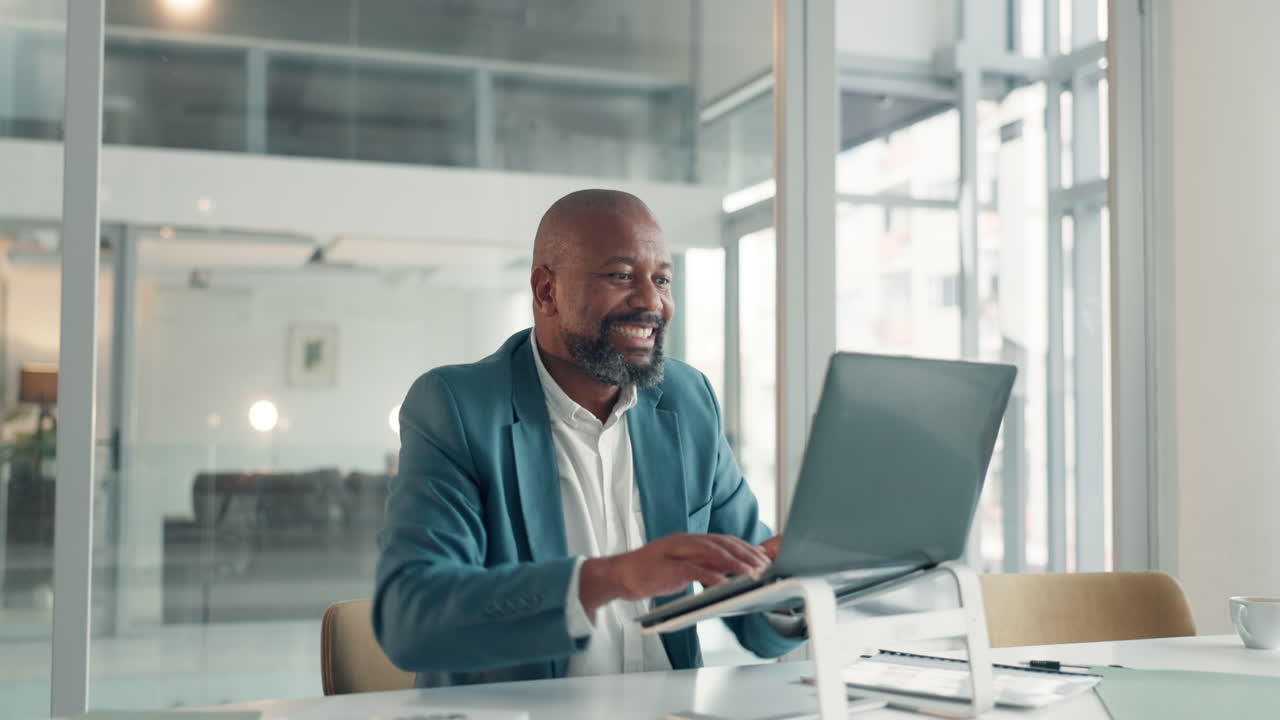 celebrando el éxito en la oficina
