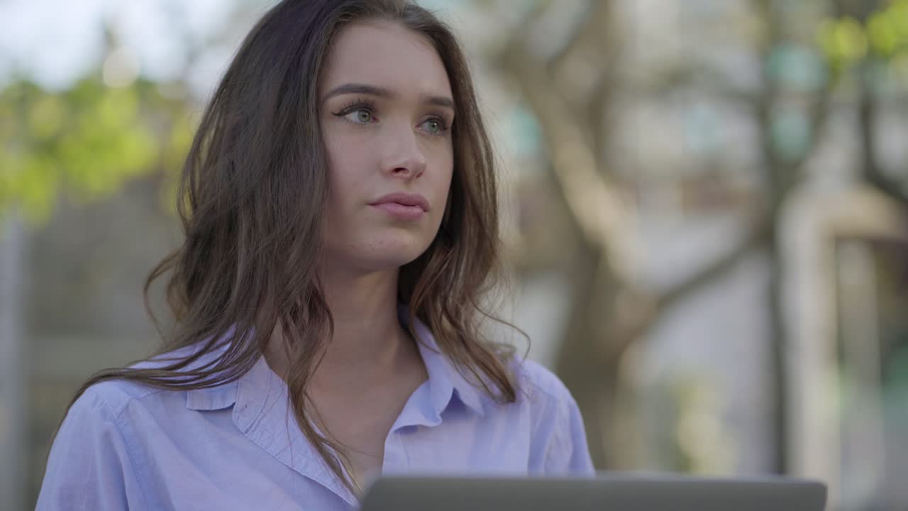 mujer bonita escribiendo en una computadora portátil, girando la cabeza a la derecha, a la izquierda