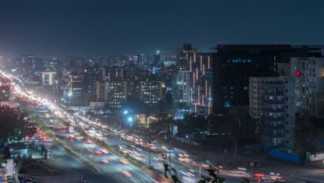 vista de alto ángulo de lapso de tiempo de mal tráfico en la carretera nacional urbana de mumbai - pune - bengaluru, ciudad de pune, maharashtra, india