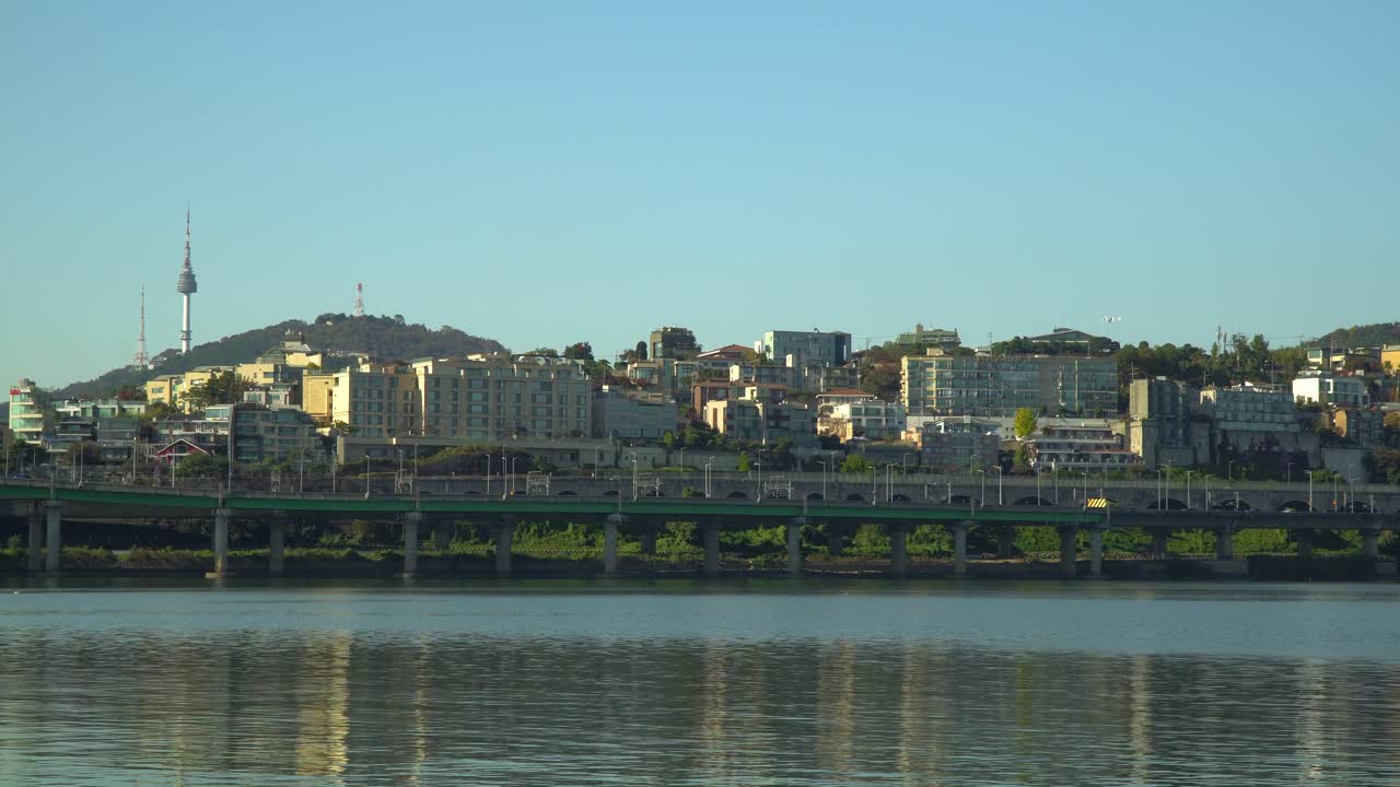 가을의 한국 한강 강변에서 푸른 하늘 위에 남산 타워 또는 n 서울 타워