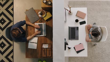 vista superior de apartamentos separados, mujer y hombre hacen videollamadas con una computadora portátil sentada en el escritorio