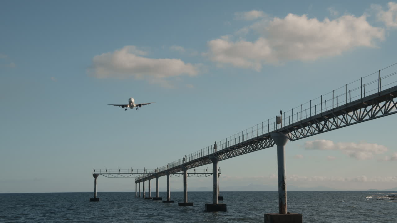 깊은 파란 바다 위를 낮게 날아다니는 비행기