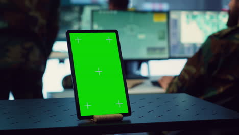 Überwachungsraum-Des-Hauptquartiers-Mit-Einem-Bildschirmmodell-Auf-Einem-Tablet