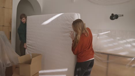 couple moving mattress