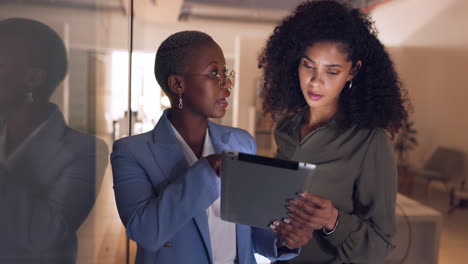 Schwarze-Frauen,-Business-Und-Tablet-Im-Gespräch