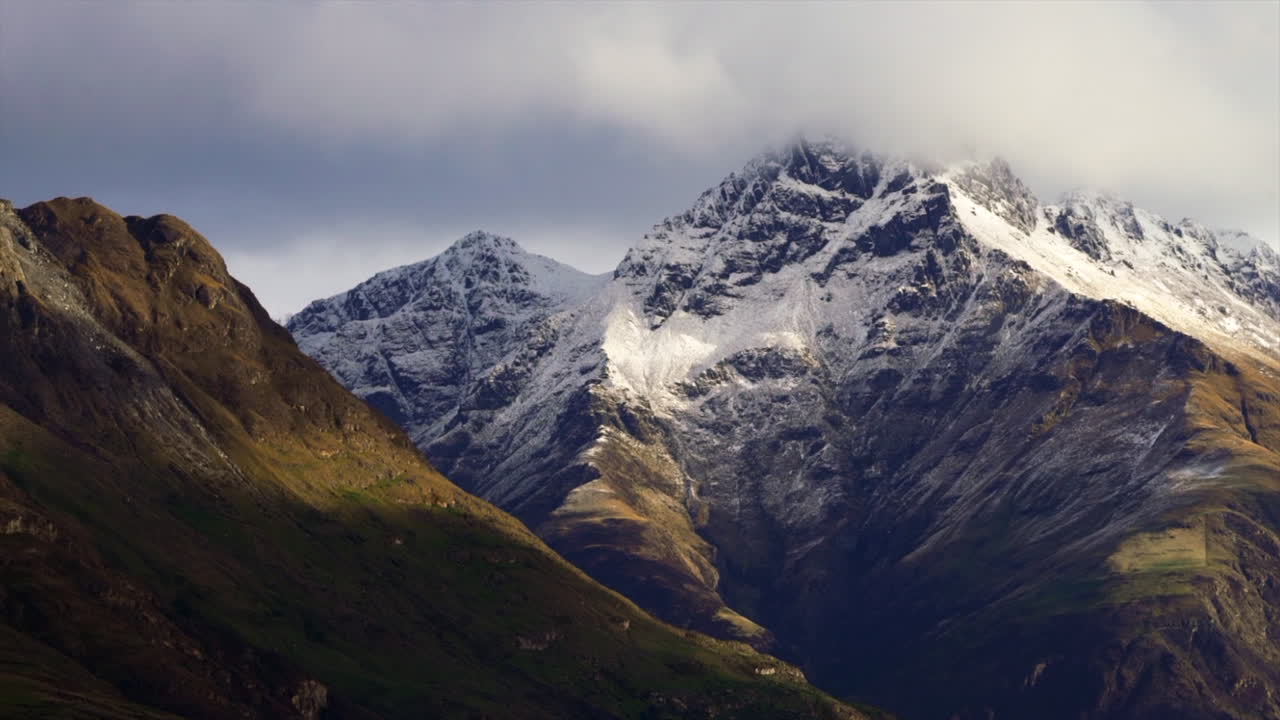 primera nieve cayendo sobre las altas montañas cubiertas de una lluvia de nieve