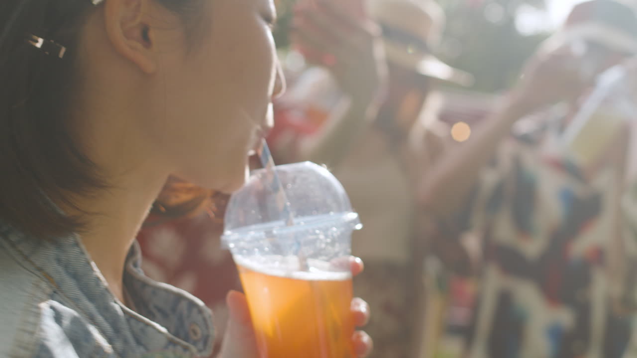 야외 음악 축제에서 친구들