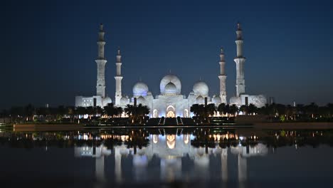 Die-Große-Scheich-Zayid-Moschee-Verfügt-über-82-Kuppeln,-Kronleuchter-Aus-24-Karat-Gold,-1.000-Säulen-Und-Den-Größten-Handgestrickten-Teppich-Der-Welt-Und-Ist-Eine-Der-Größten-Moscheen-Der-Welt