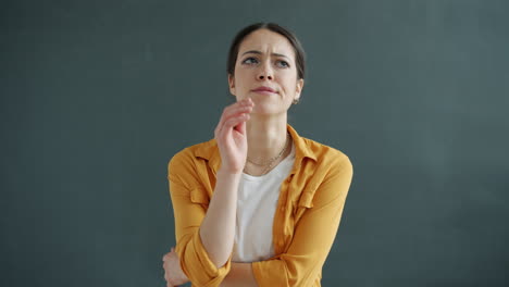 mujer con dolor de dientes