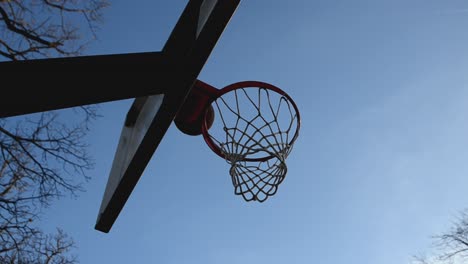 Una-Vista-Desde-Abajo-De-Un-Gol-De-Baloncesto-De-Bandejas-Que-Se-Están-Haciendo