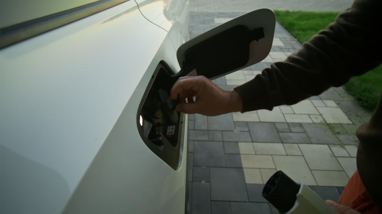 Bir Elektrikli Aracı Şarj Etme