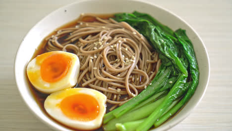 fideos ramen con huevo y verduras - estilo de comida vegana o vegetariana
