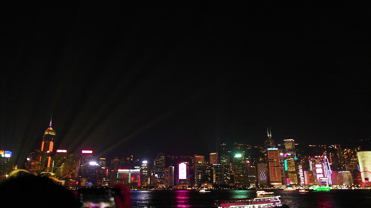 красочные огни освещают горизонт гонконга ночью