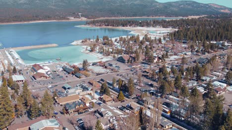 Drohnenschwenks-Im-Big-Bear-Mountain-In-Kalifornien,-Aufnahme-Der-Atemberaubenden-Luftaufnahme-Mit-üppigem-Grünen-Wald