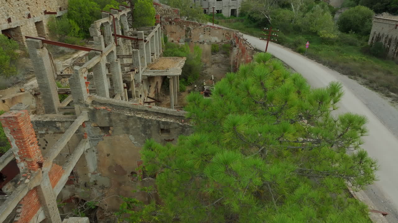 laveria brassey, cerdeña: volando sobre las ruinas de los edificios de esta antigua mina abandonada en la isla de cerdeña