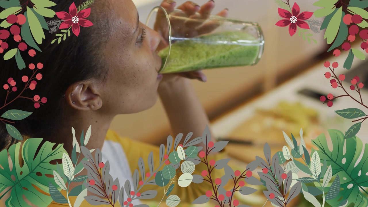 Femme levant un verre, sirotant un smoothie vert dans la cuisine, avec une bordure florale l'encadrant pour la santé