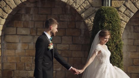 Recién-Casados.-Novio-Caucásico-Con-Novia-En-El-Parque.-Pareja-De-Novios.-Familia-Feliz