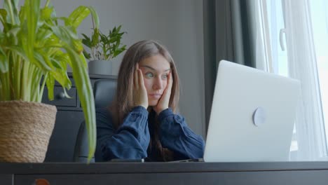 Mujer-De-Negocios-Caucásica-Dolor-De-Cabeza-Estresado-Debido-A-Errores-Laborales-Problemas-Sobre-Pérdidas-De-Ganancias-Que-Corren-El-Riesgo-De-Ser-Despedidas-De-Su-Trabajo