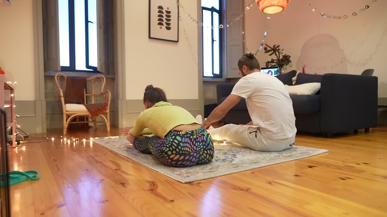 집 에서 요가 를 연습 하는 부부