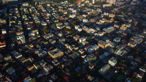 drone filmado con vistas a un vecindario rico en la ciudad de makati, manila, filipinas