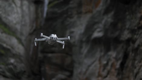 Quadcopter-Drohne-Schwebt-Und-Fliegt-Vorwärts,-Zeitlupe