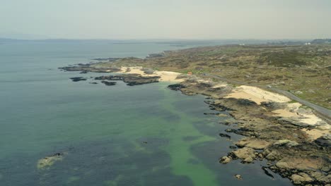 Toma-Amplia-De-Establecimiento-De-Coral-Strand,-Carraroe,-Connemara