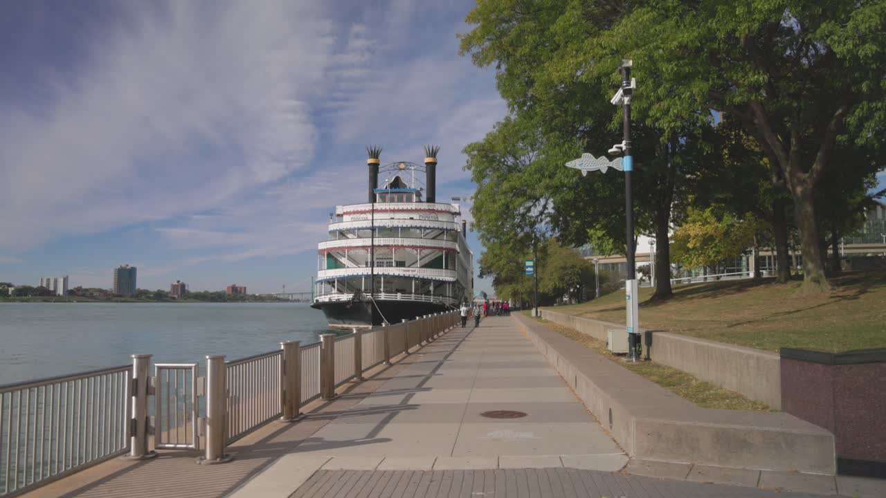 paseo frente al río detroit con video cardán caminando hacia adelante