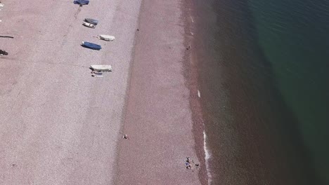 vista aérea de una playa casi vacía en budleigh salterton, east devon, inglaterra