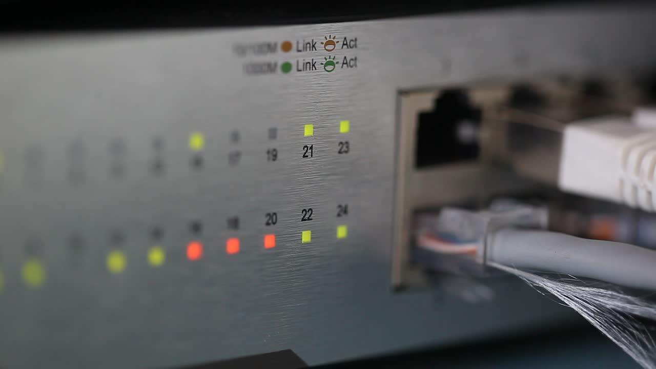 데이터 센터의 랙에 설치된 네트워크 케이블